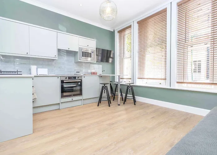 Verulum Apartments - 9 Mins Walk To The Beach - Beautifully Designed Luxury Town Centre Apartments By Coastline Retreats