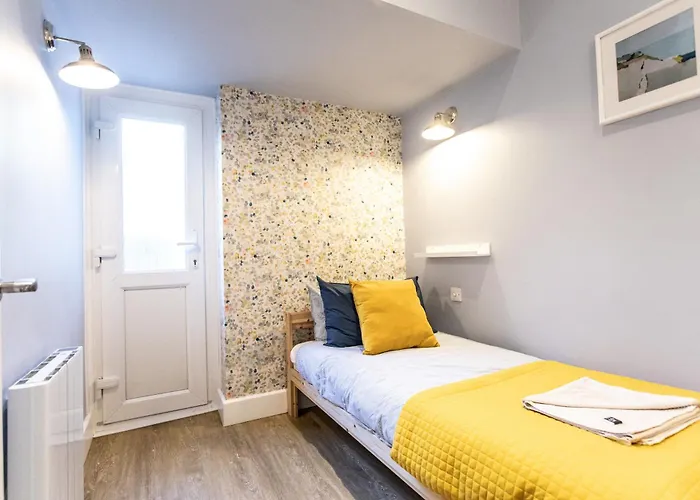 Verulum Apartments - 9 Mins Walk To The Beach - Beautifully Designed Luxury Town Centre Apartments By Coastline Retreats